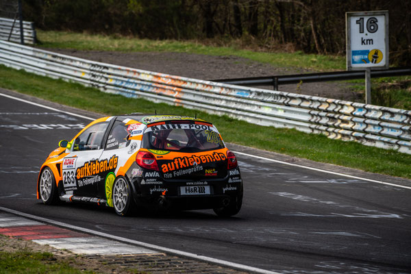 Das aufkleben.de-Einsatzfahrzeug in der Nürburgring Langstrecken-Serie | © Sascha Wermke