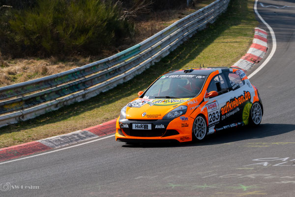 Das aufkleben.de-Einsatzfahrzeug in der Nürburgring Langstrecken-Serie | © Sascha Wermke