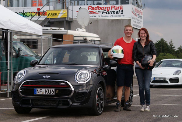 Die glückliche Gewinnerin der Taxifahrt, Bente Hansen, neben Rennfahrer, Niklas Meisenzahl, am Mini JCW © Bild: bibamafoto.de