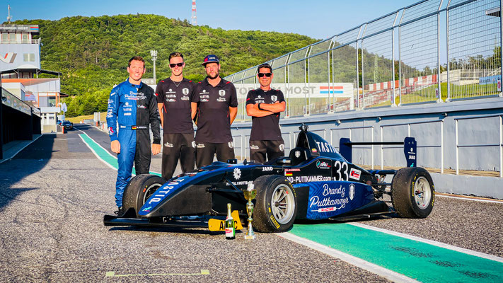 Das Brand & Puttkammer Racing Team am Einsatz-fahrzeug, dem Formel ADAC (v.l.: Niklas Meisen-zahl, Hendrik Portal, Sven Brand und Frank Portal)