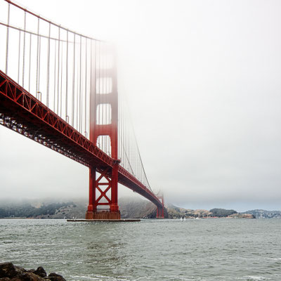 Der Blick von Fort Point auf die Golden Gate Bridge. Hier rettet Scottie im Film Madeleine (Kim Novak) vor dem Ertrinken.