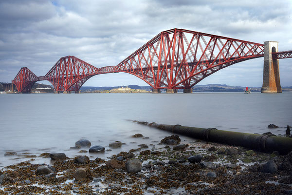 Die Eisenbahnbrücke "Forth Bridge" im Westen Edinburghs