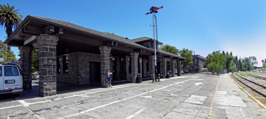 Der ehemalige Bahnhof von Santa Rosa. Heute ist hier die Touristeninformation untergebracht, bei der man sich im Zweifelsfall direkt nach der Adresse des Newton Hauses erkundigen kann. .