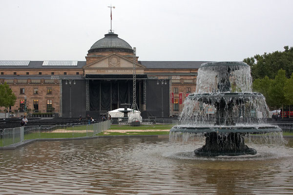 Bühnenaufbau für das Leonard Cohen Konzert am Bowling Green vorm Wiesbadener Kurhaus am 2. September 2010