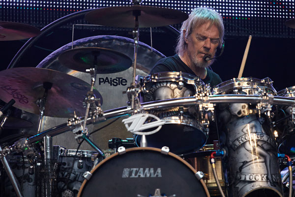 Optisch dezent im Hintergrund bleibt Drummer Frank Beard