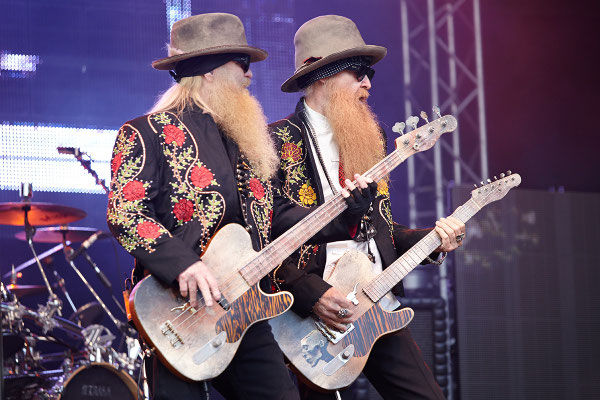 Billy Gibbons und Bassist Dusty Hill gewohnt synchron 