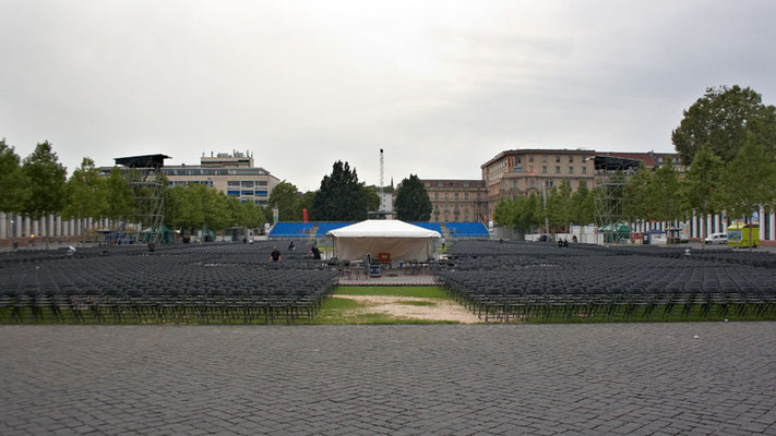 Bühnenaufbau für das Leonard Cohen Konzert am Bowling Green vorm Wiesbadener Kurhaus am 2. September 2010