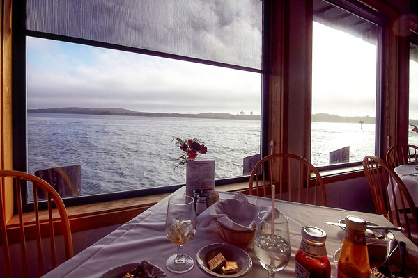 Blick aus dem Restaurant der Tides Wharf, in dem die Bewohner Bode Bays im Film vor den Vögeln Schutz suchen.