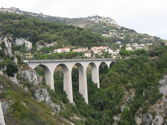 Die "Devil's Bridge" bei Ezé tauchte bereits in einem frühen Hitchcock-Film auf.