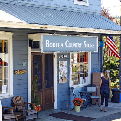 ...werden alle Touristenwünsche im nahe gelegenen Bodega County Store erfüllt.