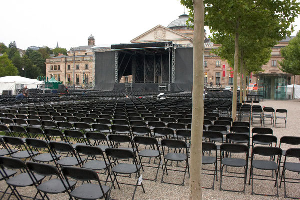 Bühnenaufbau für das Leonard Cohen Konzert am Bowling Green vorm Wiesbadener Kurhaus am 2. September 2010
