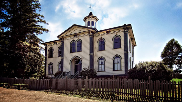 Das ehemalige Potter Schoolhouse (im Film Bodega Bay School) hat nur einen neuen Anstrich bekommen.