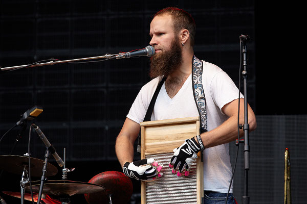 Multiinstrumentalist Doug Dicharry am Washboard