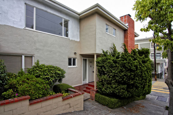 Das Haus von John 'Scottie' Ferguson (James Stewart) lag bis zu seiner Renovierung 2012  nahezu unverändert an der Lombard Street in San Francisco. 