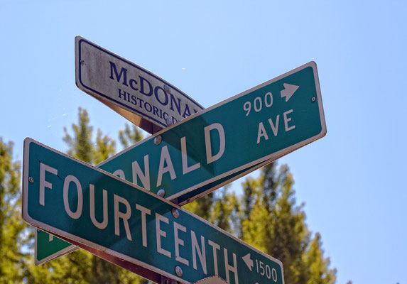 Der idyllische Historic District in Santa Rosa ist eine beliebte Adresse für Filmdrehs. Einige Häuser weiter wurden z.B. Szenen für Wes Cravens SCREAM (1996) gedreht.