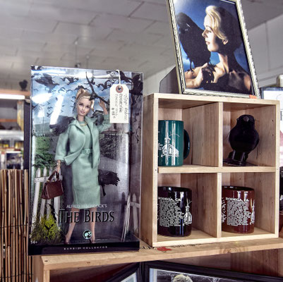 Auch diese noch original verpackte Barbie von Melanie (im Film gespielt von Tippi Hedren). Natürlich stilecht mit Vögeln im Haar.