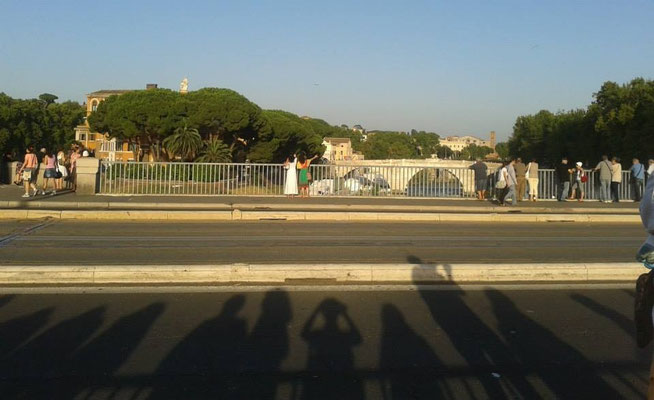 Pubblico in attesa della Processione della Madonna Fiumarola -  www.romaapiedi.com
