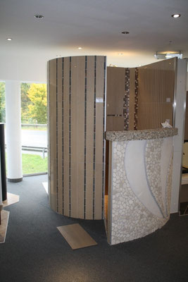 Ausstellungsräume von Fliesen Diercks in Bünde - Modell einer begehbaren Dusche