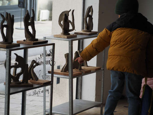 Chacun est venu exposer en vitrine ses deux créations, pour les  montrer à leur parents mais aussi pour les laisser sécher pendant une dizaine de jours avant de revenir les terminer, les brosser, les polir,...