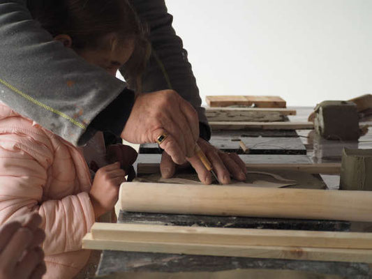 Une fois bien uniforme, chacun a placé dessus un patron :une feuille qui représente le dessin de la future sculpture.