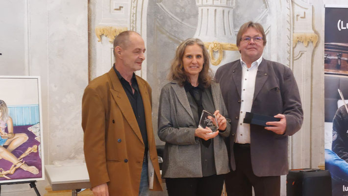 Preisverleihung des ART AWARD 2024 an Sieglinde Ferchner durch Viktor Nezhyba und dem Dürnsteiner Bürgermeister Johann Riesenhuber