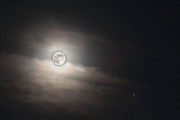 Vollmond und der Jupiter rechts unten
