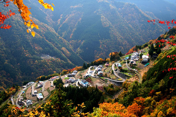 下栗の里（紅葉に染まる秋の景色）
