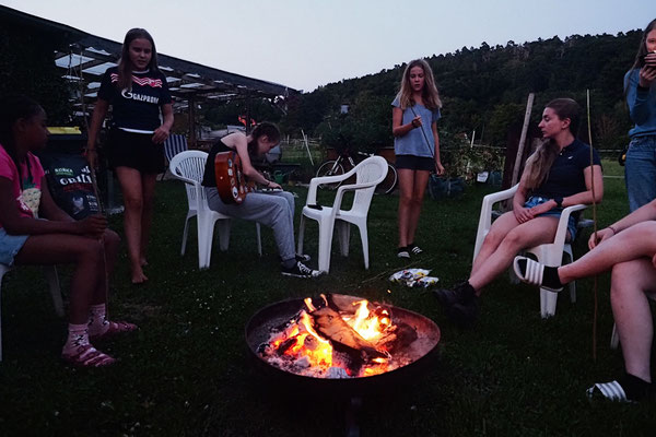 Musik und Stockbrot am Lagerfeuer