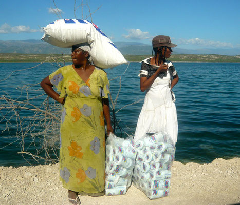 2010 Schweres Erdbeben in Haiti. Bild vom Grenzübergang. Blick nach links - Richtung Haiti | Blick nach rechts -Richtung Dominikaische Republik