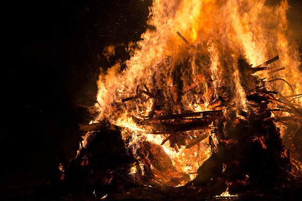 Suchbild: Die Fratze im Feuer (keine Fotomontage!)