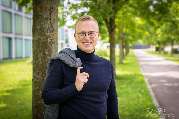 Portraitfotograf Ulm – Business Portrait im Park mit natürlichem Licht