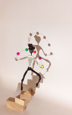 sculpture filaire, jongleur en équilibre