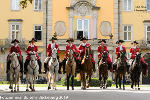 In roter Uniform vor dem Schloss Bückeburg