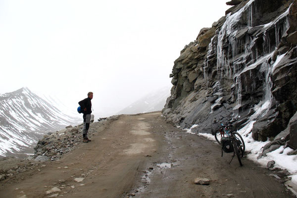 Approaching Khardung La - The world´s highest roadpass - Ladakh