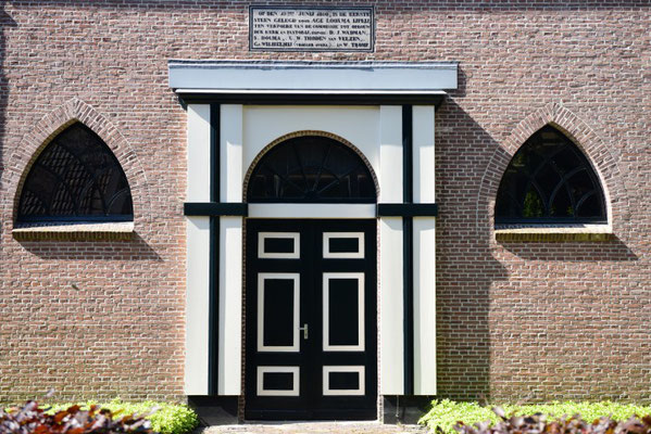 6. Entreedeur Zaalkerk, Rijksstraatweg 15, Noardburgum (foto Gerhild van Rooij).