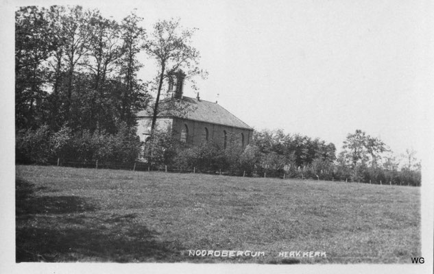4. Noordbergum, Herv. Kerk, met eiken omzoomde laan naar Kerk en Kerkhof,     (historische zwart-witfoto-ansichtkaart).