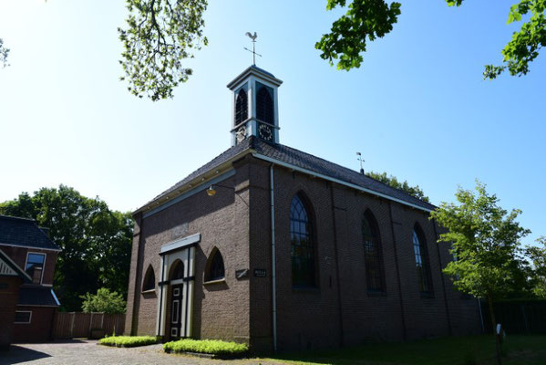 8. Zaalkerk en entree kerkhof, Noordbergum (foto Gerhild van Rooij).