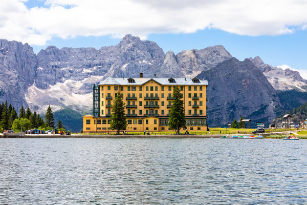 ehmaliges Sanatorium, 2025 nicht bewohnt, Misurinasee, im Hintergrund Sorapiss Bergkette