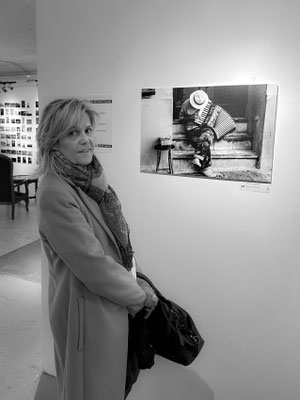 Dezember 2024 Sabina an der Ausstellung von Swissphotoclub mit meinem Foto von Puerto Rico