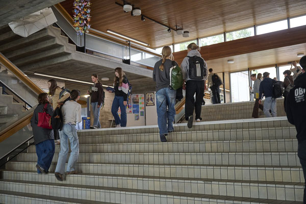 Schulerinnen_Schueler_Kantonsschule_Schuepfheim_unterwegs_im_Schulhaus