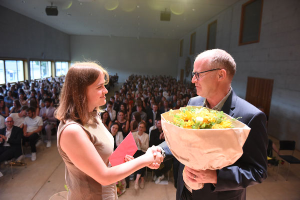 Rektor Martin Bisig gratuliert Rahel Schürmann zur besten Maturaleistung mit der Note 5.64. (Bild: Stefan Tolusso)