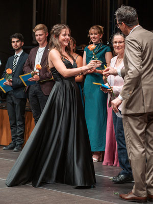 Rektor Thomas Berset und Klassenlehrperson Ilona Zemp übergeben Elena Studer (K21) das Maturitätszeugnis. (Bild: Rita Pauchard)