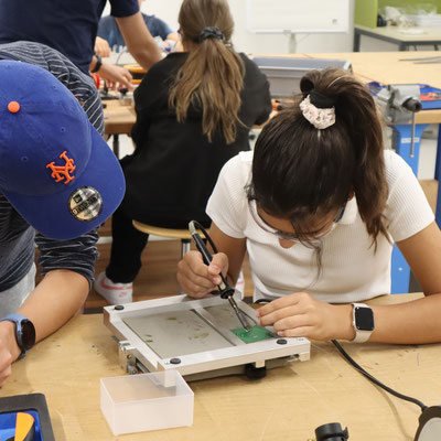 Am Erlebnistag Berusfwelt legen die Schülerinnen und Schüler der 6. Primarklassen richtig Hand an. Sie lernen die Arbeit einer Elektronikerin...