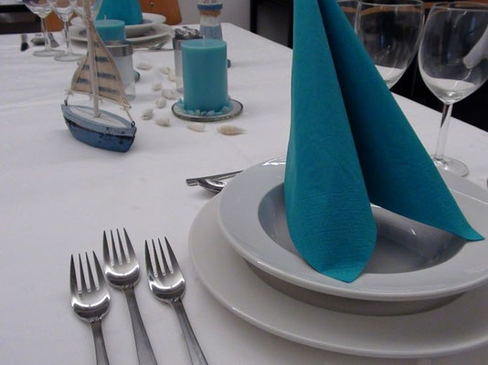 schoen_gedeckter_Tisch_drei_Gabeln_blaube_Serviette_weisses_Tischtuch