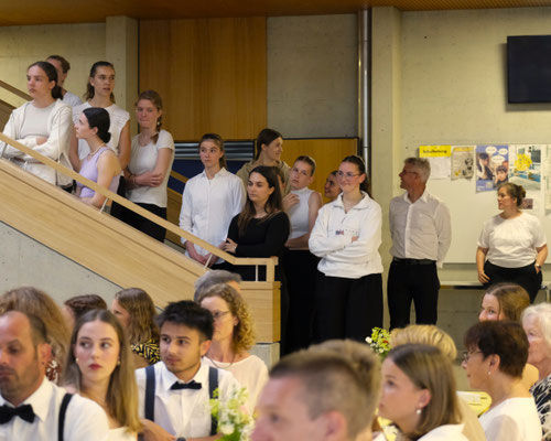 Geduldig warten die 5. Klassen auf ihren Serviceeinsatz beim Festbankett. Nächstes Jahr dürfen sie sich hoffentlich nach bestandener Matura bedienen lassen. (Bild: Sibylle Vaes)