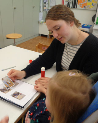 und bei der Kommunikation mit den beeinträchtigen Kindern und Jugendlichen. 