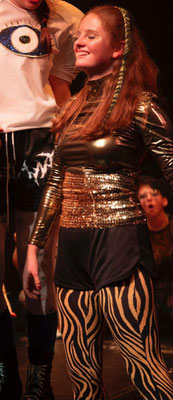 Alva_Flury_Schauspielerin_auf_Buehne_in_goldenem_Kostuem
