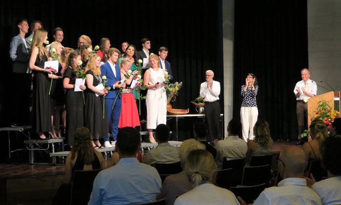 Applaus für die Maturae und Maturi am Gymnasium St. Klemens in Ebikon. Bild: Lea Achermann