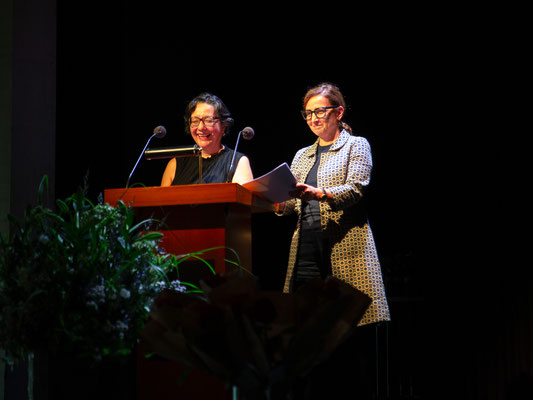 Neben Rektorin Annette Studer haben auch Philomena Colatrella (CEO von CSS) und Gaby Schmidt (Departementssekretärin des Bildungs- und Kulturdepartements) zu den Lernenden gesprochen. (Bild: Andreas Camenisch)