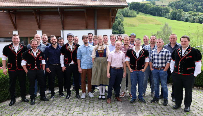Die frischgebackenen Landwirte und eine Landwirtin der berufsbegleitenden Nachholbildung für Erwachsene. 